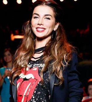 Анна Седокова похвасталась огромным букетом из белых роз