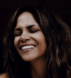 В мехах и в туалете: Холли Берри обескуражила поклонников необычным фото