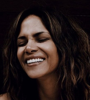 В мехах и в туалете: Холли Берри обескуражила поклонников необычным фото