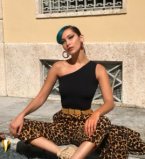 В леопардовом костюме и с голубой челкой: Белла Хадид показала яркий образ