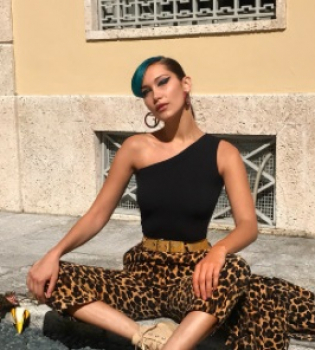 В леопардовом костюме и с голубой челкой: Белла Хадид показала яркий образ