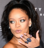 В ответ всем критикам: Рианна снова вышла в свет в ультра-мини