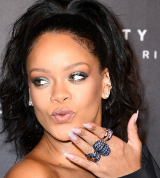 В ответ всем критикам: Рианна снова вышла в свет в ультра-мини