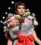 С короткой стрижкой и вся в цветах: Кайя Гербер удивила новым образом