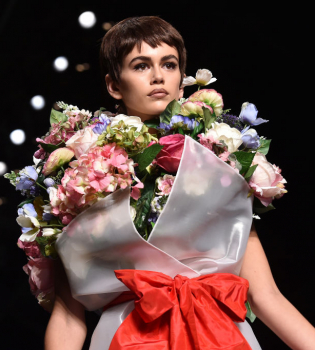 С короткой стрижкой и вся в цветах: Кайя Гербер удивила новым образом