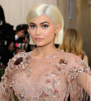 20-летняя Кайли Дженнер беременна первенцем - СМИ