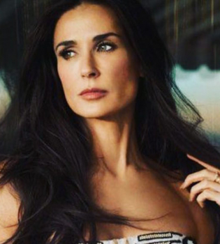 Ничего лишнего: Деми Мур восхитила черным кружевным платьем по фигуре