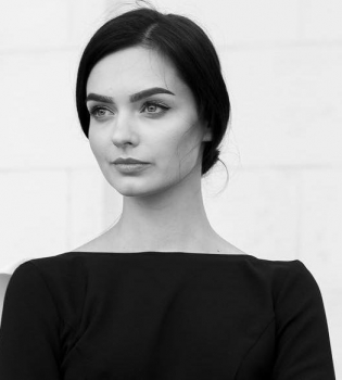 Привет Дмитрию Черкасову: победительница Холостяка-7 показала оголенные фото с байкером