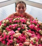 Неужели свадьба? Анна Седокова позирует в наряде невесты