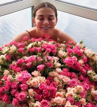 Неужели свадьба? Анна Седокова позирует в наряде невесты