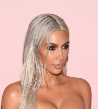 Какие формы: Ким Кардашьян поделилась фото в крошечном бикини