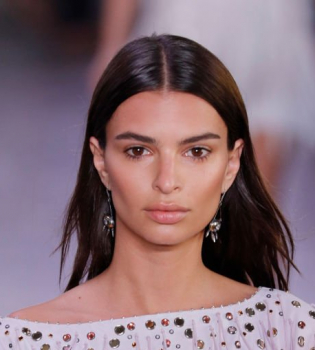 Редкий выход: Эмили Ратаковски приняла участие в модном показе