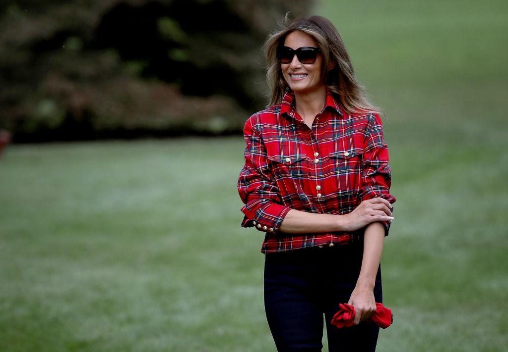 В кедах и рубашке в клетку: Мелания Трамп работает на огороде возле Белого дома