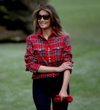 В кедах и рубашке в клетку: Мелания Трамп работает на огороде возле Белого дома