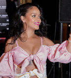 Больше вырезов и еще ярче: в сети обсуждают новый игривый образ Рианны