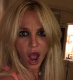 Потекший макияж и немодное платье: в сети раскритиковали фотографии Бритни Спирс