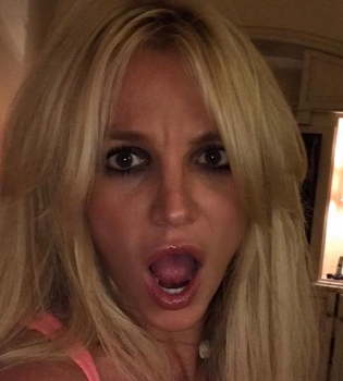 Потекший макияж и немодное платье: в сети раскритиковали фотографии Бритни Спирс