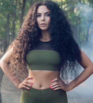 Настя Каменских похвасталась подтянутой фигурой в соблазнительной спортивной одежде