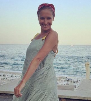 Когда макияж не нужен: Катя Осадчая гуляет по Парижу без косметики