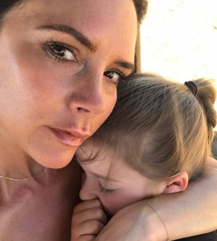 Виктория Бекхэм опубликовала нежное фото мужа Дэвида с дочерью Харпер