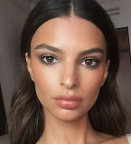 Эмили Ратаковски поделилась соблазнительным постельным фото