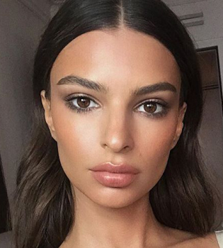 Эмили Ратаковски поделилась соблазнительным постельным фото