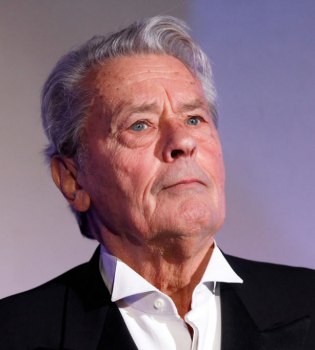 Ален Делон госпитализирован