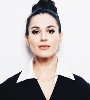 Стильная осень: Маша Ефросинина гуляет с сыном по Киеву в модных нарядах