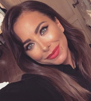 Ани Лорак отпраздновала день рождения в сексуальном черном платье