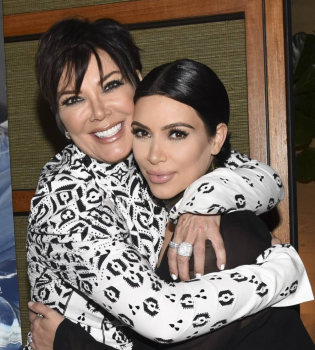 Какая милая: Ким Кардашьян поделилась забавным детским фото с мамой