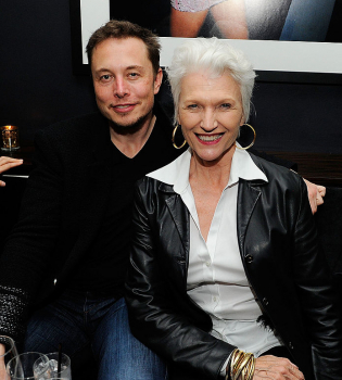 69-летняя мать Илона Маска стала лицом модного бренда