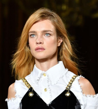 Парижский шик: Наталья Водянова блистает на показе Balmain