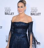 Ламбада-style: 52-летняя Сара Джессика Паркер удивила &laquo;рваным&raquo; платьем