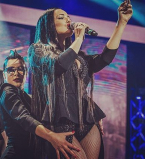 Фото дня: Виктор Павлик носит Дашу Астафьеву на руках