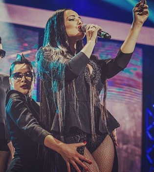 Фото дня: Виктор Павлик носит Дашу Астафьеву на руках