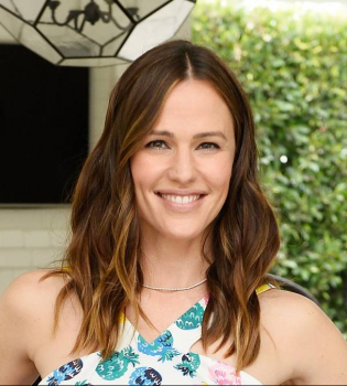 Селфи после бессонной ночи: Дженнифер Гарнер показала редкое фото без макияжа