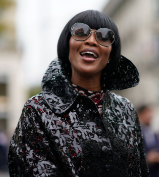 Наоми Кэмпбелл обескуражила необычным нарядом на Неделе моды в Париже