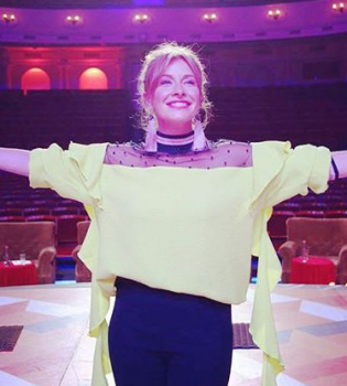 Счастливая мама: Елена Кравец умилила снимком маленьких сына и дочери