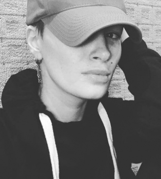 Жертвы ради творчества: Анастасия Приходько в клипе побрилась налысо