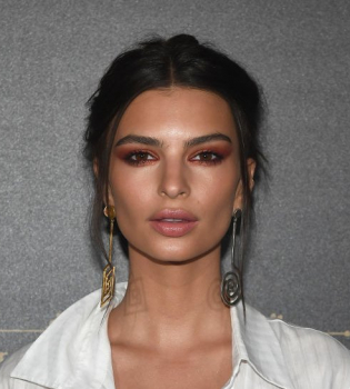 В расстегнутой рубашке на голое тело: Эмили Ратаковски блистает на вечеринке Vogue