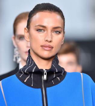 Ирина Шейк на показе Лореаль