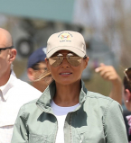 В джинсовой куртке, бейсболке и ботинках: поклонники обсуждают новый наряд Мелании Трамп