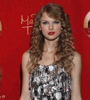 Тейлор Свифт с восковой копией