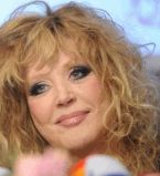 Алла Пугачева улыбается