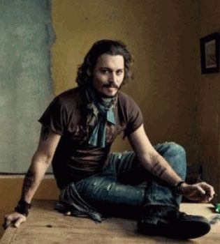 Джонни Депп на столе