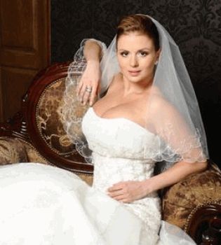 Анна Семенович в свадебном платье