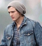 Эштон Катчер расстроенный