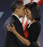 Барак Обама целует жену Мишель