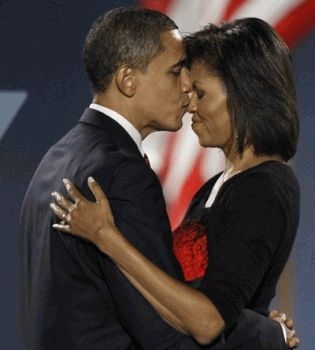 Барак Обама целует жену Мишель