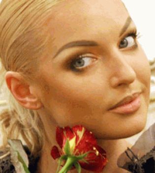 Анастасия Волочкова косит зеленым глазом